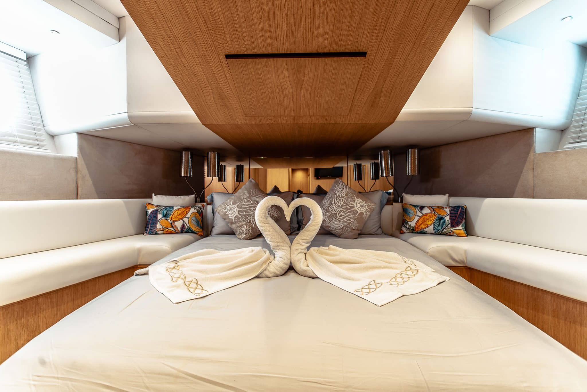 Voyager Elite Symphony 85ft Yacht yacht charter Dubai