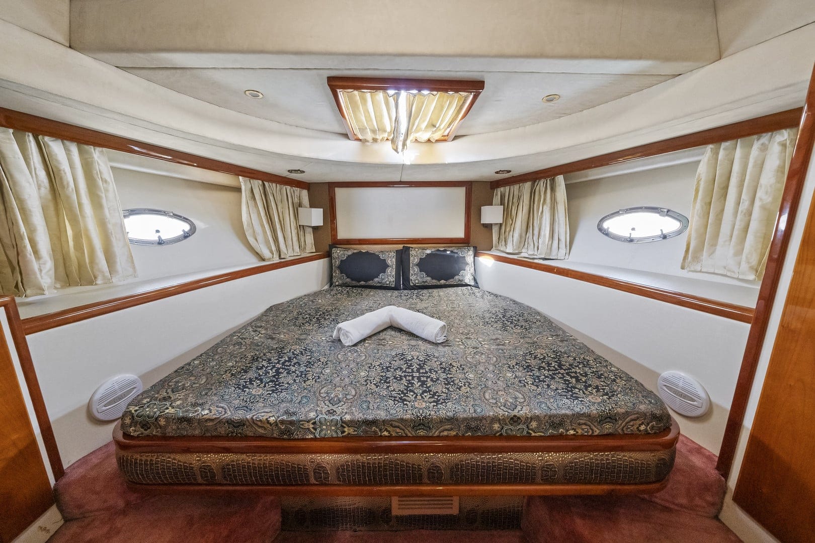 Al Shali 75Ft bedroom