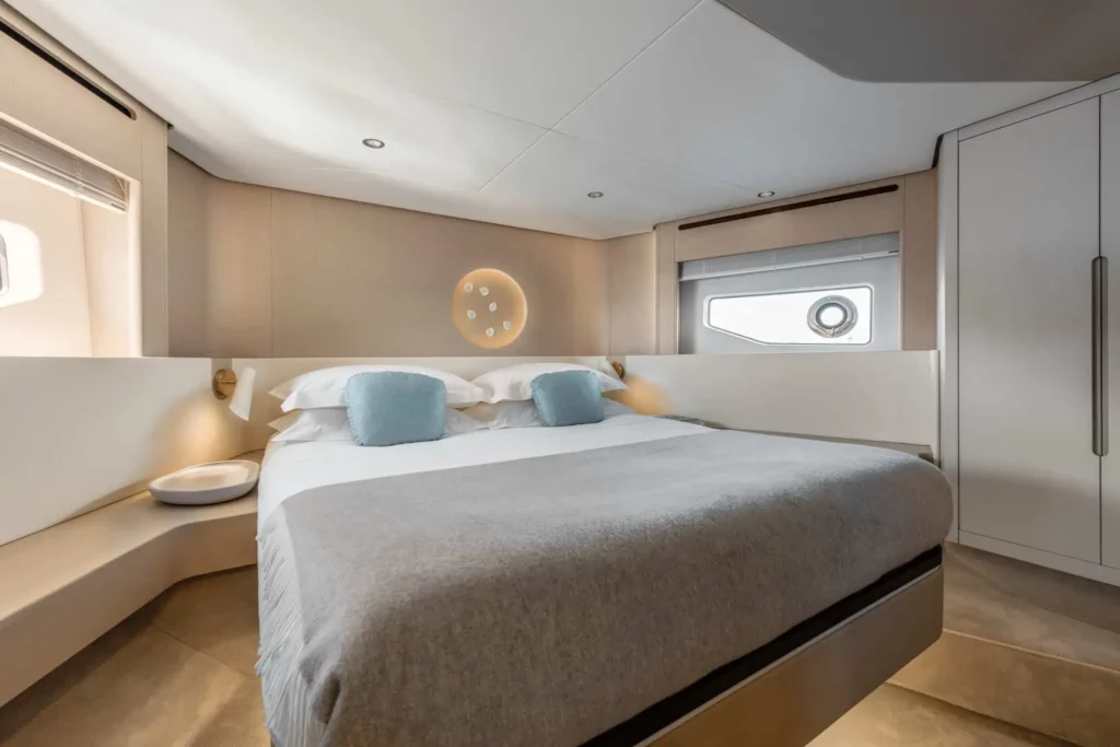 Azimut Fly68 VIP Cabin